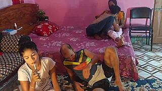 देसी कॉलेज कपल्स हनीफ और पोपी हॉट 4सम में