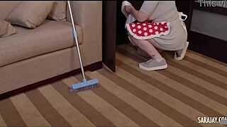 Cougar Curvilínea Sara Jay Baba em Pau Duro. Ela Ordenha e Monta com Habilidades de Deepthroat.