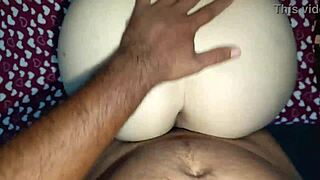 मेरी मदरस्ट्रा कपड़े उतारती है और मैं उसे जोर से चोदता हूँ