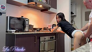 Hijastra meneando el culo recibe corrida. Padrastro se masturba.