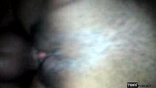 تحبينه خشن من الخلف؟ أشتهي ذلك الشرج الضيق في الغرفة!