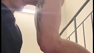 Твинк присоединяется к парню, дрочащему для страстного минета