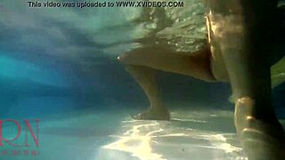 Γοητευτική γοργόνα δαχτυλίζει τον εαυτό της κάτω από το νερό σε σόου με μπικίνι.