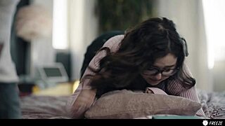 Buff stedfar fryser bortskjemt stedatter for en episk orgasmeeksplosjon.