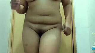 Îți place să mă vezi dansând goală cu sânii și pizda mea curbate?