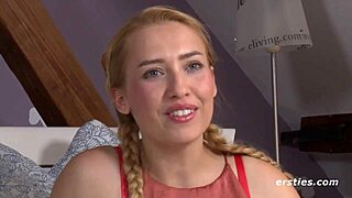 Ei, só compartilhando momentos íntimos com Isabella... vê ela brincar com o dildo, tão sexy!